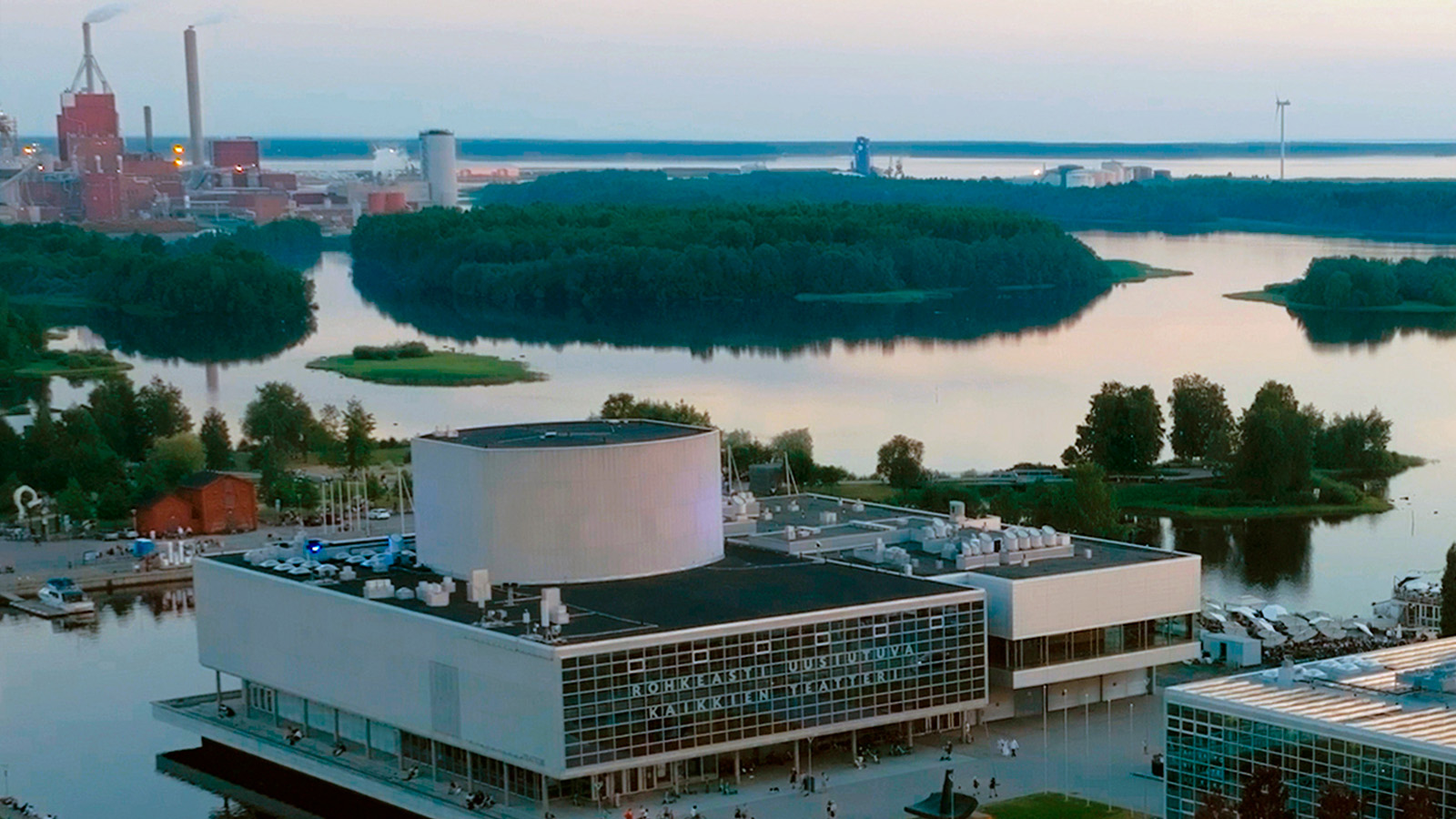 Oulun teatteri sijaitsee vesistön äärellä.