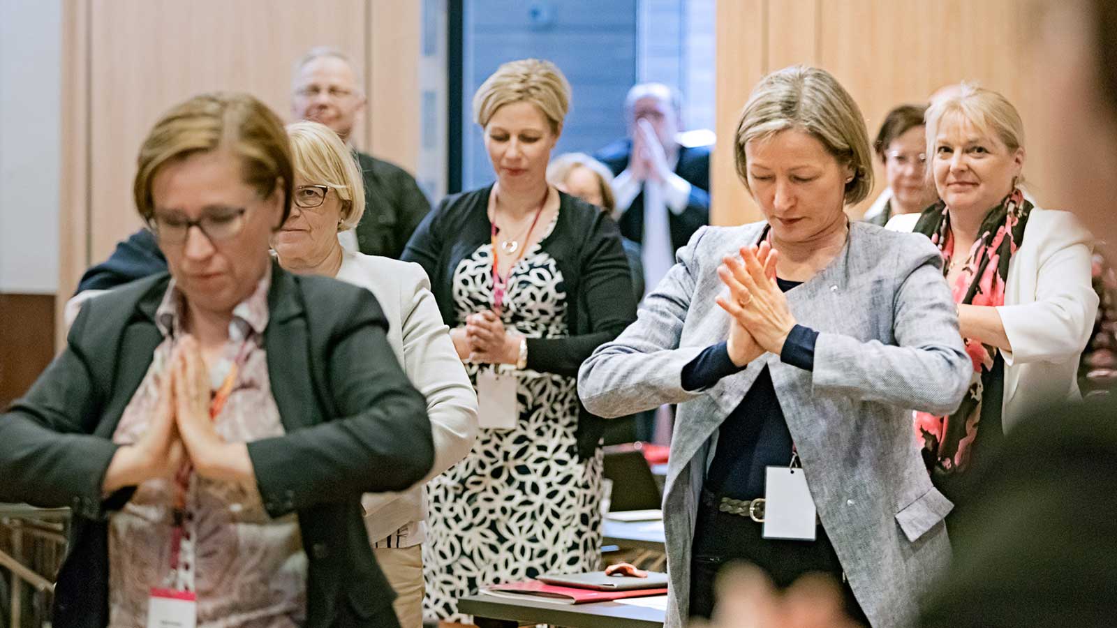 HR-johtajat taukojumppaavat. Kuva: Mikko Törmänen