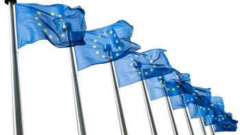 Euroopan unionin lippuja liehuu rivissä.