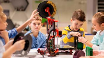 Koululaiset testaavat 3D-tulostinta ja robotteja oppitunnilla. Kuva: Mostphotos.