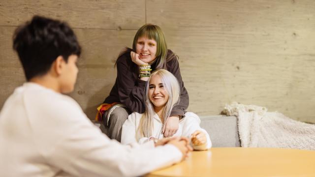 Joukko nuoria juttelee rennosti toistensa kanssa.