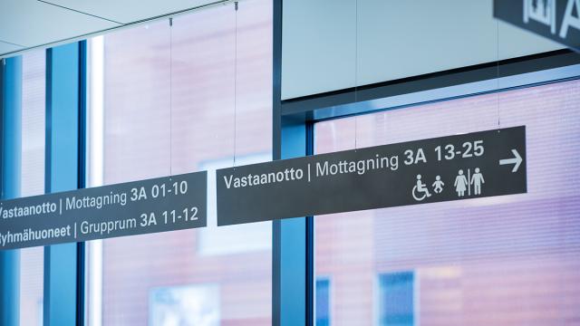 Kylttejä sosiaali- ja terveysasemalla Kalasatamassa.