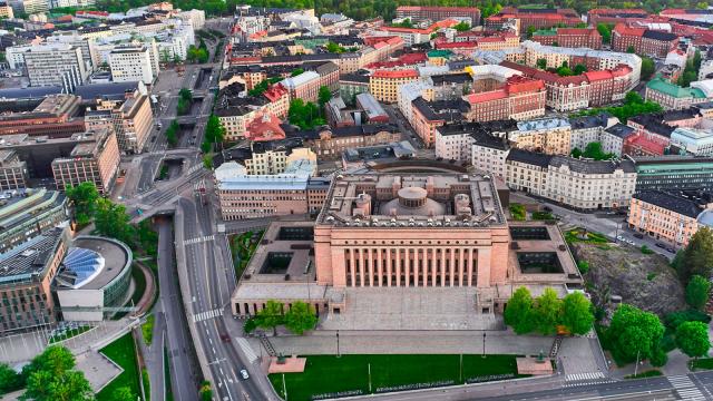 Eduskuntatalo sijaitsee Helsingissä Etu-Töölössä.