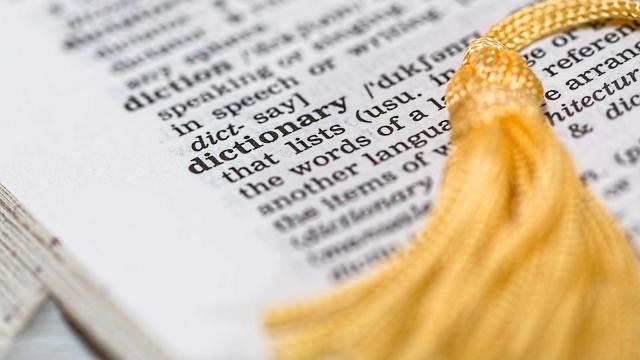 Englannin kielen sanakirja on avattu pöydälle D-kirjaimen kohdalta. Kuva: Pixabay.