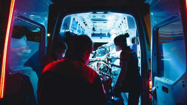 Potilas ja ensihoitajat ovat lähdössä yöllä ambulansilla sairalaan. Kuva: Mat Napo /Unsplash.