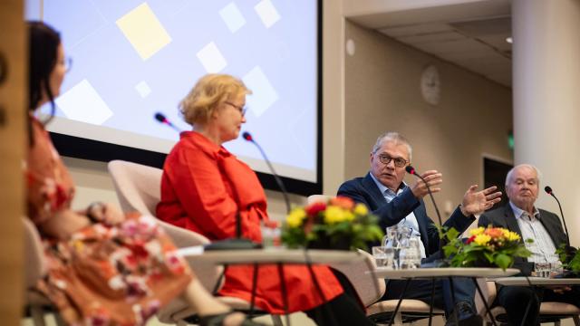 KT:n valtuuskunnan entinen puheenjohtaja Ritva Viljanen sekä entiset johtajat Markku Jalonen ja Jouni Ekuri kertasivat KT:n historiikin julkistustilaisuudessa 18.8.2025 kunta- ja hyvinvointialan työmarkkinahistoriaa 2000-luvulla. Kuva: Eeva Anundi.