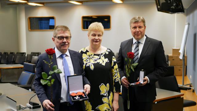 Kunniamerkin saajat Markku Jalonen ja Niilo Hakonen, keskellä Kirsi-Marja Lievonen