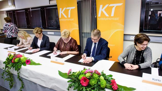Järjestöjen puheenjohtajat allekirjoittavat kunta-alan sopimukset