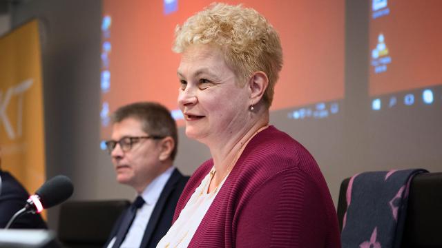 Valtuuskunnan puheenkohtaja Kirsi-Marja Lievonen ja KT:n toimitusjohtaja Markku Jalonen.