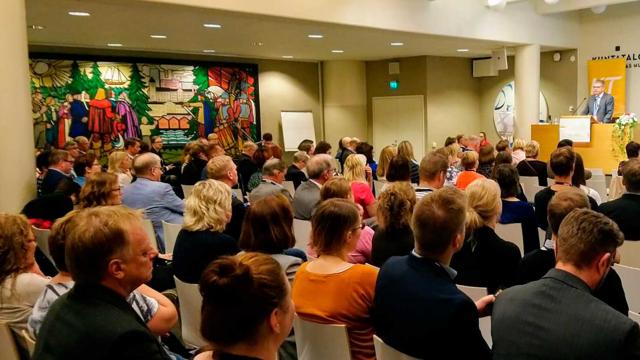 Seminaariyleisö koolla Kuntatalon luentosalissa.