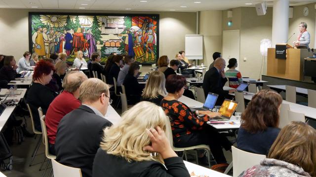 Sotejohtamisen seminaarin yleisöä