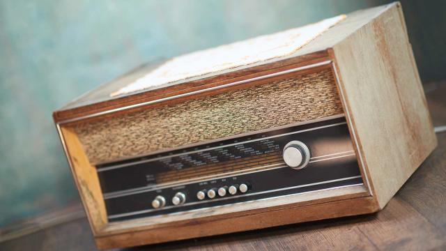 Vanhanaikainen putkiradio piirongin päällä. Kuva: Pixhill