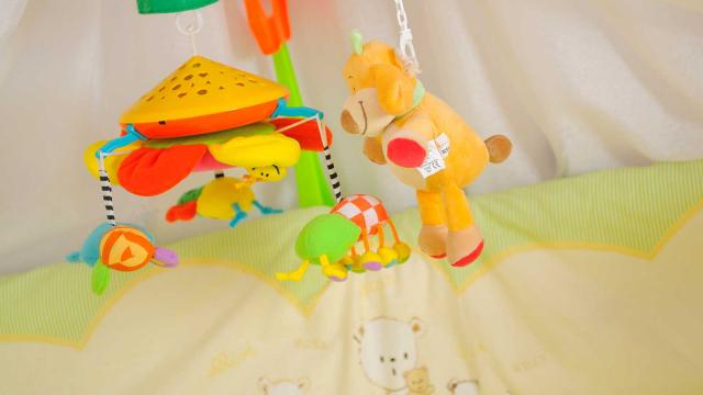 Vauvan sängyn yläpuolella on värikkäitä leluja. Kuva: Pixhill.