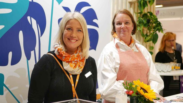 Riikka Krause ja Mervi Petäsnoro Kuntamarkinoilla