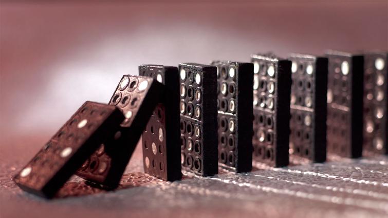 Dominot kaatuvat pelipöydällä. Kuva: Pixhill.