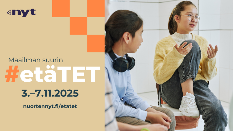 Kaksi nuorta keskustelee keskenään. Kuvassa lukee "Maailman suurin #etäTET 3.-7.11.2025". Lisäksi vasemmassa yläkulmassa Nuorten yrittäjyys ja talous NYTin logo.