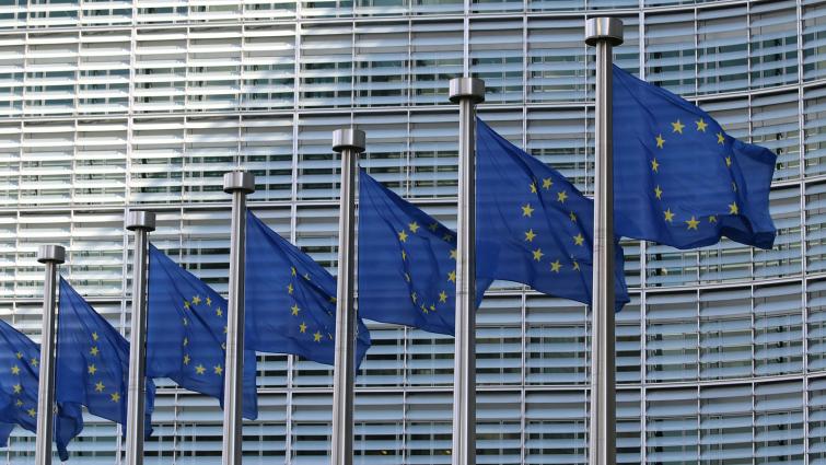 Euroopan unionin tähtiliput hulmuavat komission rakennuksen edessä Brysselissä: Kuva: Guillaume Périgois / Unsplash. 