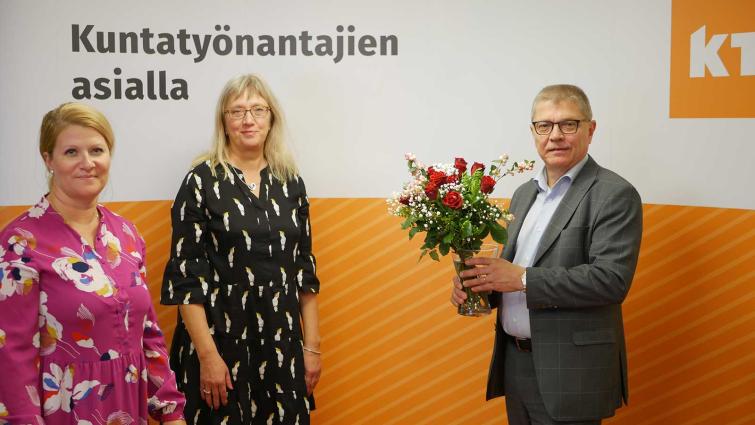 KT:n neuvottelupäälliköt Henrika Nybondas-Kangas ja Anne Kiiski onnittelevat työmarkkinajohtaja Markku Jalosta.