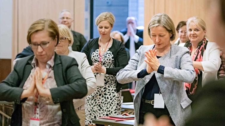 HR-johtajat taukojumppaavat. Kuva: Mikko Törmänen