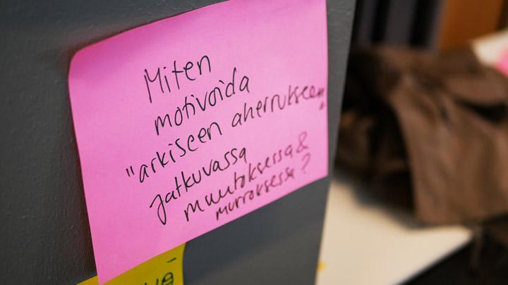 Kuva tietotärskyn ryhmätyön post it -lapusta