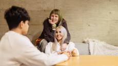 Joukko nuoria juttelee rennosti toistensa kanssa.