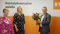 KT:n neuvottelupäälliköt Henrika Nybondas-Kangas ja Anne Kiiski onnittelevat työmarkkinajohtaja Markku Jalosta.