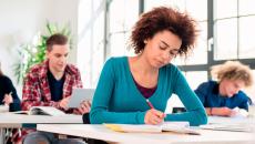 Opiskelijat tekevät tehtäviä luokassa. Kuva: Mostphotos.