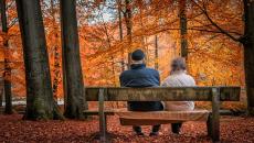 Vanhempi pariskunta istuu puistonpenkilä ja ihailee ruskaa. Kuva: Alexander Kliem Pixabay.