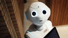 Pepper-robotti voi auttaa ihmistä työelämässä. Kuva:  Alex Knight / Unsplash.