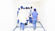 Terveydenhuollon ammattilaiset kävelevät sairaalan käytävällä. Kuva: Luis Melendez / Unsplash.